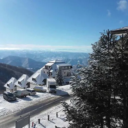 Dvori E11 Hilltop Apartman