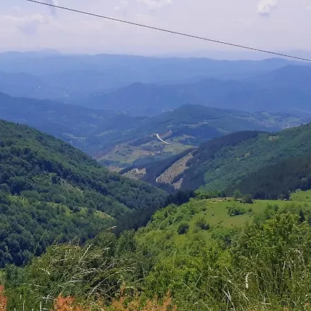 Dvori E11 Hilltop Apartman *