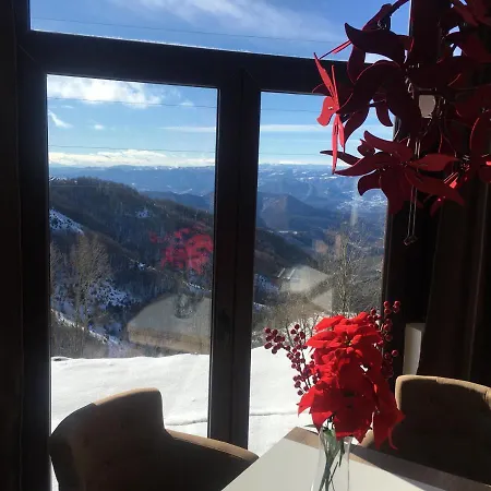 Dvori E11 Hilltop Apartman